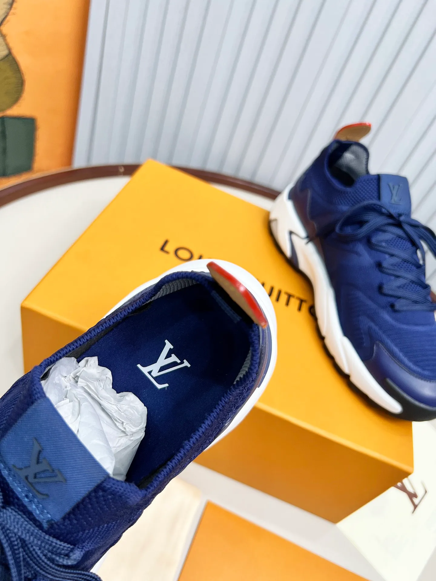 Top version: 560💰 LV Louis Vuitton L Jialu brand Runner Tatic series thick-soled casual sports shoes running shoes Original purchase development and production This LV Runner Tatic sports shoe is blended with fly-knit fabric material to interpret the inspiration of traditional mountaineering shoes. The LV letters are written on one side, the Louis Vuitton logo, and the light and wear-resistant rubber outsole complete the whole package. The delivery counter is exquisitely packaged🛍📦 ▪️Fabrics: Original imported custom fly-knit fabric ▪️Inner lining: Original custom-made breathable mesh ▪️Sole: Original molded anti-slip rubber combination material ▪️Sole thickness: 4CM ▪️Size: Men's 39-45
